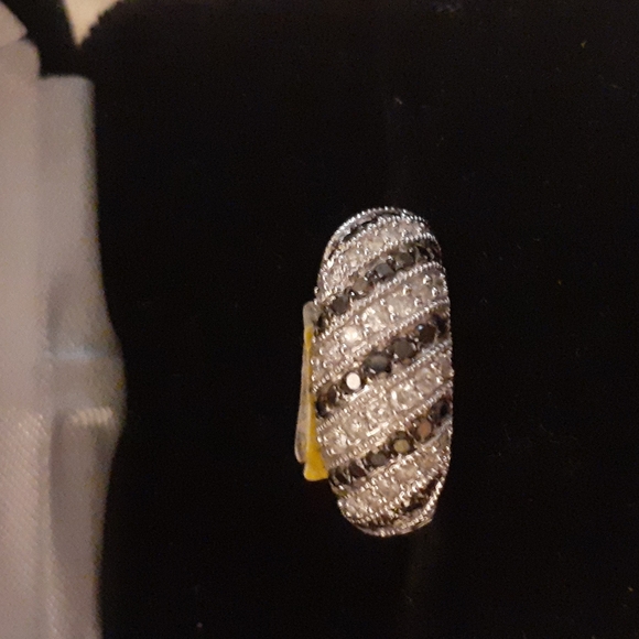 10K WHITE GOLD BLACK/ WHITE DOME CLUSTER RING 1CTW SIZE 7 - Picture 3 of 7